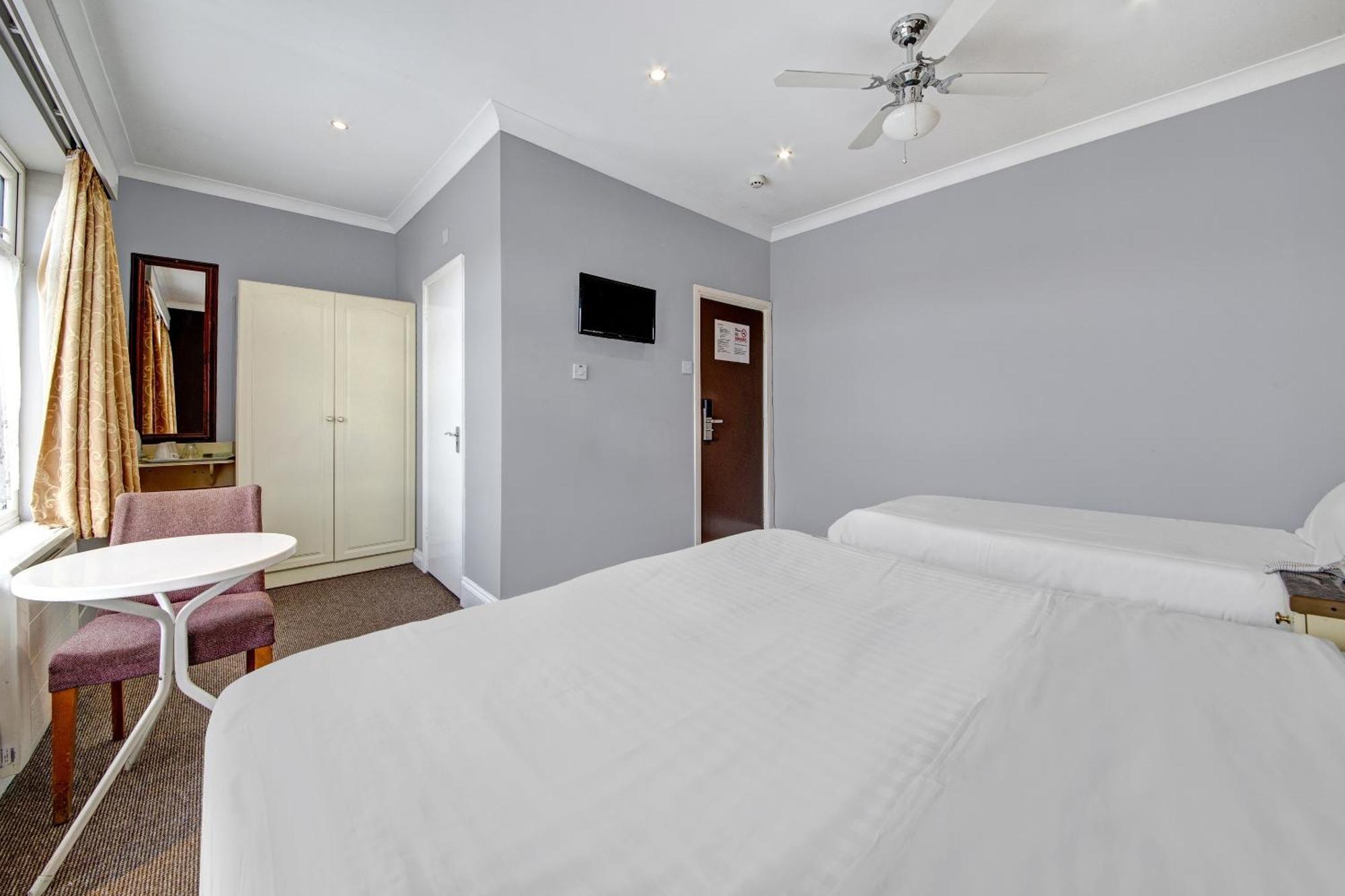 Oyo Bostons Manor Hotel, Hanwell London Гринфорд Экстерьер фото