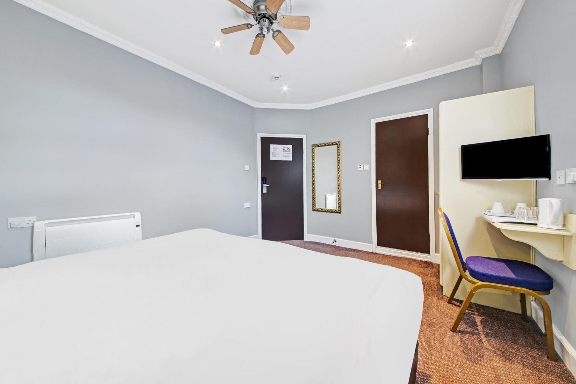 Oyo Bostons Manor Hotel, Hanwell London Гринфорд Экстерьер фото