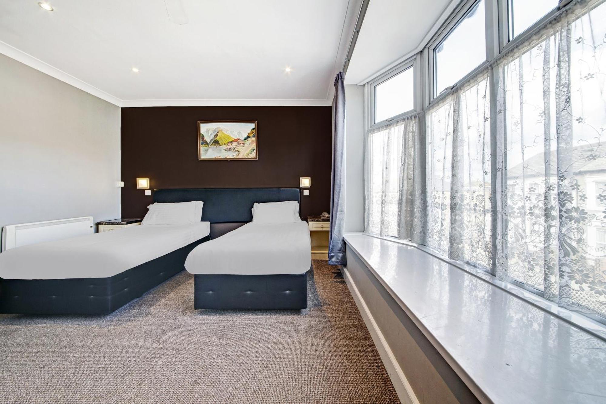 Oyo Bostons Manor Hotel, Hanwell London Гринфорд Экстерьер фото